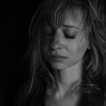 Io e mio marito ci abbracciamo e la piccola piange